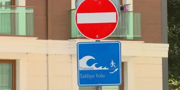 İstanbul’da ‘tsunamiden kaçış’ tabelaları