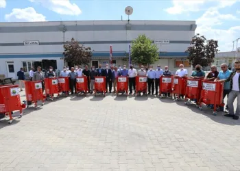 Bursa İnegöl’de 14 mahalleye ceviz soyma makinesi verildi