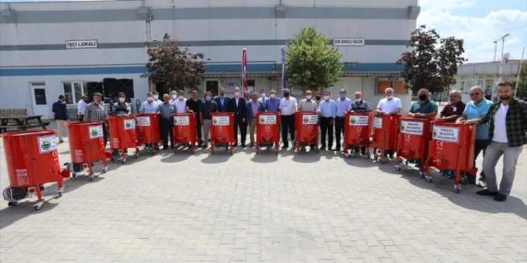 Bursa İnegöl’de 14 mahalleye ceviz soyma makinesi verildi