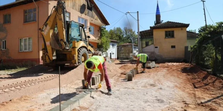Bursa İnegöl Eskikaracakaya’da yollar yenileniyor