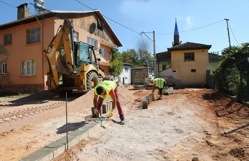 Bursa İnegöl Eskikaracakaya’da yollar yenileniyor