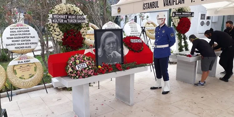 Türk Sanat Müziği Sanatçısı İnci Çayırlı son yolculuğuna uğurlandı