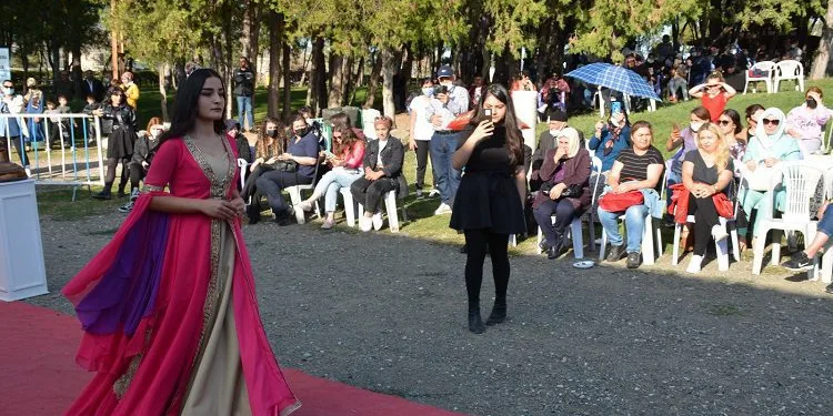 4 bin yıllık tarihi Zile Kalesi’nde yöresel kıyafet defilesi