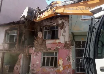 Bursa Osmangazi’de metruk binaların yıkımı sürüyor