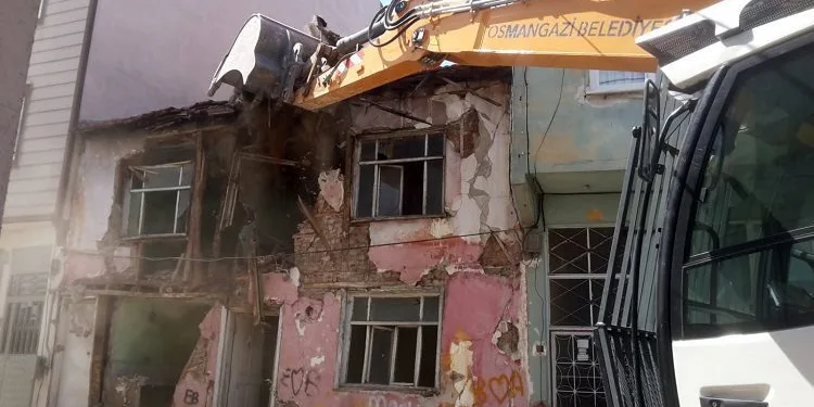 Bursa Osmangazi’de metruk binaların yıkımı sürüyor
