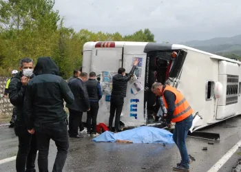 Yolcu otobüsü ile otomobil çarpıştı: 3 ölü