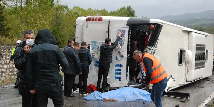 Yolcu otobüsü ile otomobil çarpıştı: 3 ölü