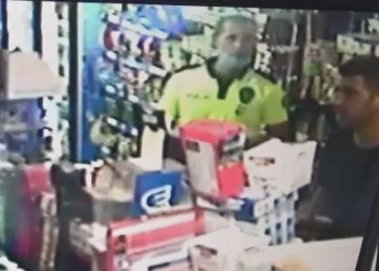 Polise bıçak çekti, bacağından vuruldu
