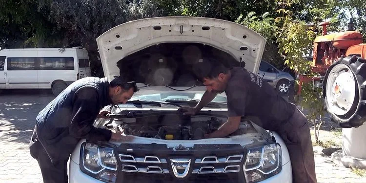Otomobilin motoruna başı sıkışan yavru kediyi, motor ustası kurtardı