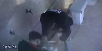 Camide uyuşturucu kullanan kişiye sopayla dayak