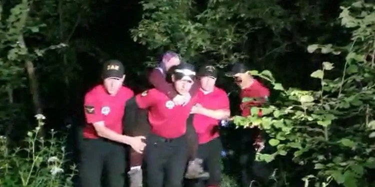 Uludağ’da kaybolan kadını bulup, sırtında taşıyan askere plaket