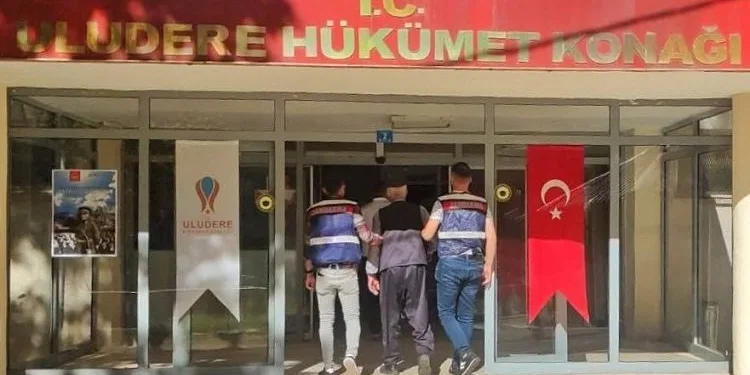 Şırnak’ta aranan şüpheliyi JASAT yakaladı