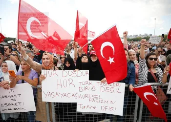 Aşı karşıtlarından maske ve mesafesiz miting