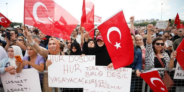 Aşı karşıtlarından maske ve mesafesiz miting
