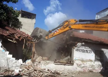 Bursa Osmangazi’de metruk bina temizliği