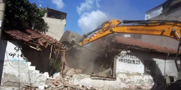 Bursa Osmangazi’de metruk bina temizliği