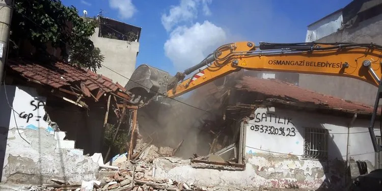 Bursa Osmangazi’de metruk bina temizliği