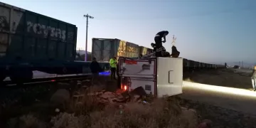 Yük treni, hemzemin geçitte kamyonete çarptı
