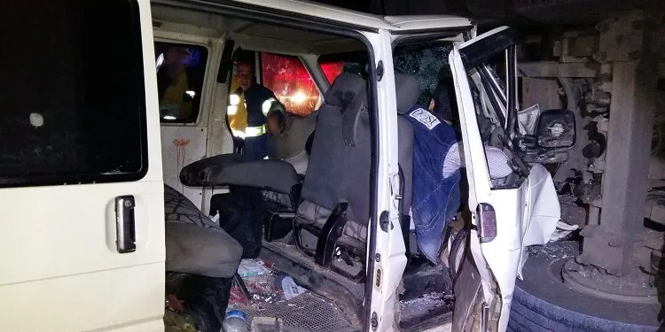 Devrilen kamyona minibüs çarptı: 7 yaralı