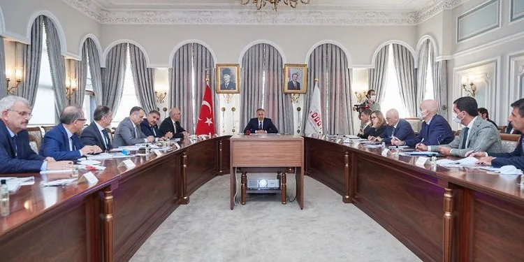 İstanbul Valiliği’nde üniversite rektörleriyle arsa değerlendirme toplantısı