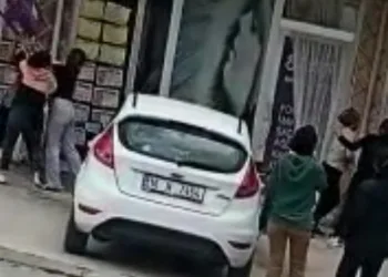 Bursa’da kadınlar, kuaför önünde birbirine girdi
