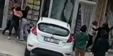 Bursa’da kadınlar, kuaför önünde birbirine girdi