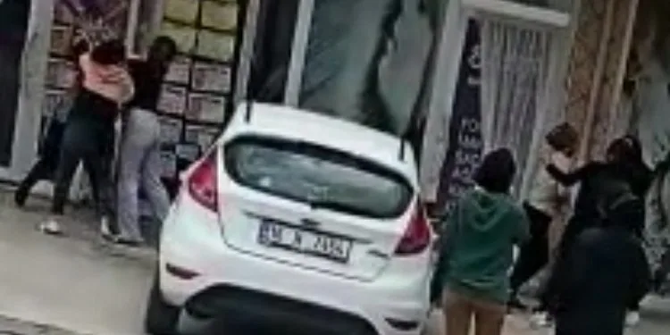 Bursa’da kadınlar, kuaför önünde birbirine girdi