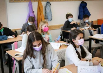Covid hastası ve temaslısı öğrencilere mazeret izni