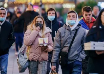 Bir ülke sosyal mesafe uygulamasını kaldırıyor
