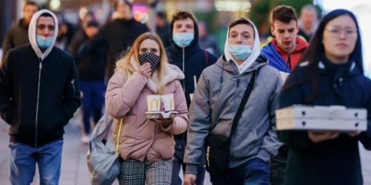 Bir ülke sosyal mesafe uygulamasını kaldırıyor