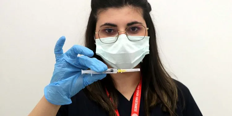 Yeni karar: Negatif ve aşılı temaslıya karantina yok