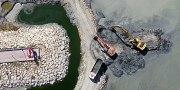 Van Gölü’nden 14 bin ton dip çamuru çıkarıldı