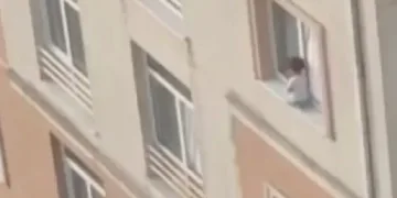 Yürekler ağza geldi! Küçük çocuk pencerenin pervazında oturdu