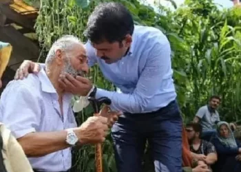 Selde kaybolan oğlunun acısına dayanamadı