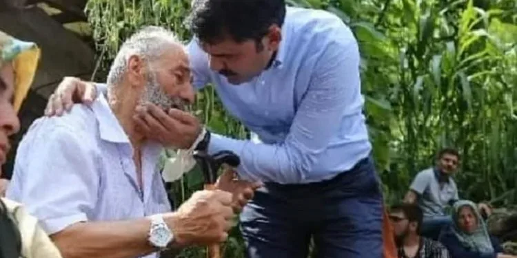 Selde kaybolan oğlunun acısına dayanamadı