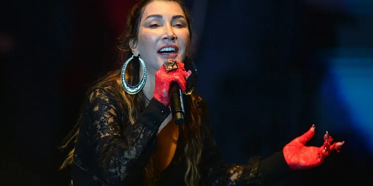 Hande Yener’den Bursa’da yardım konseri