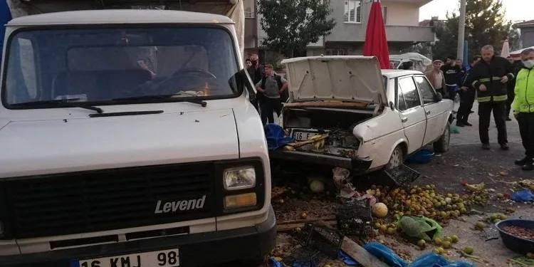 Bursa’da otomobil pazar alanına daldı