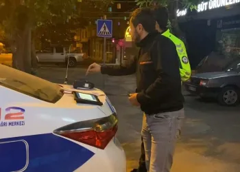 Alkolmetreyi pos cihazı sanıp ödeme yapmak istedi