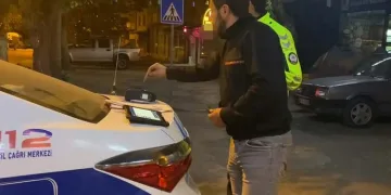 Alkolmetreyi pos cihazı sanıp ödeme yapmak istedi