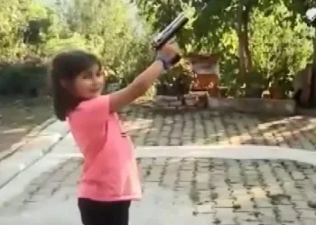 Küçük kıza zorla ateş ettirdi “Az daha bizi vuruyordu”