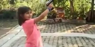Küçük kıza zorla ateş ettirdi “Az daha bizi vuruyordu”