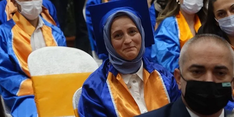 52 yaşında üniversiteyi birincilikle bitirdi