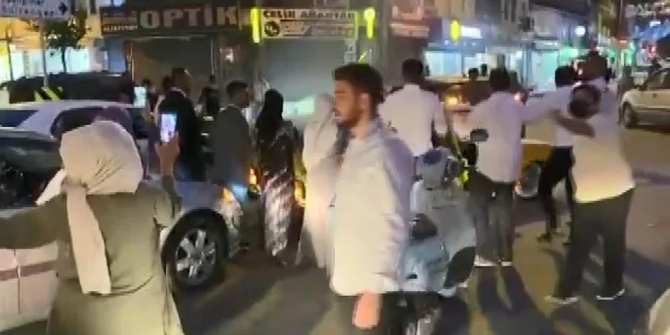 Eyüpsultan’da düğün konvoyu; yolu kapatıp halay çektiler