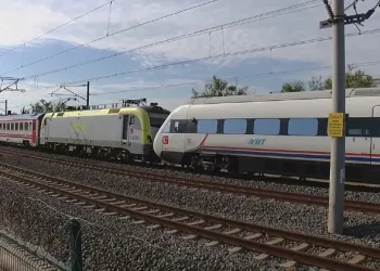 İstanbul’da faciadan dönüldü! İki tren kafa kafaya geldi