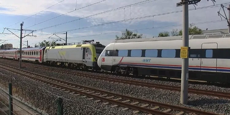 İstanbul’da faciadan dönüldü! İki tren kafa kafaya geldi