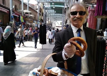 Bursa’nın meşhur takım elbiseli simitçisi