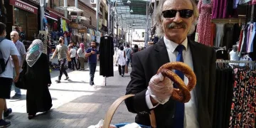 Bursa’nın meşhur takım elbiseli simitçisi