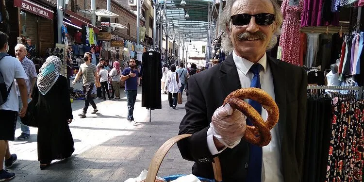 Bursa’nın meşhur takım elbiseli simitçisi