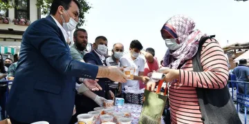 Başkan Dündar’dan vatandaşa aşure ikramı