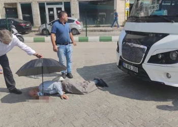 Bursa’da minibüsün çarptığı yaşlı adam ağır yaralandı